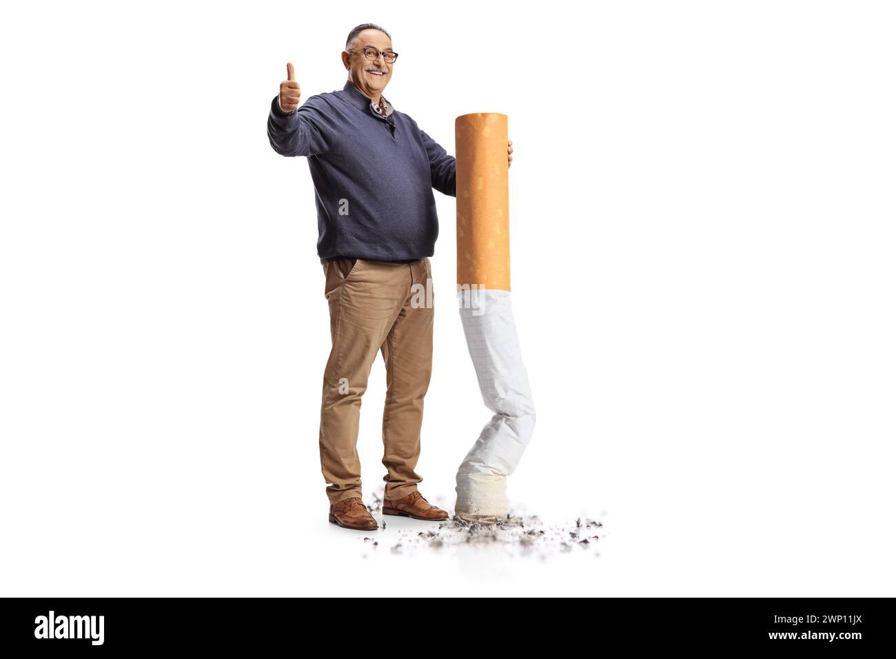 Portrait pleine longueur d'un homme mature heureux remettant une grosse cigarette et faisant des gestes pouces isolés sur fond blanc, Banque D'Images