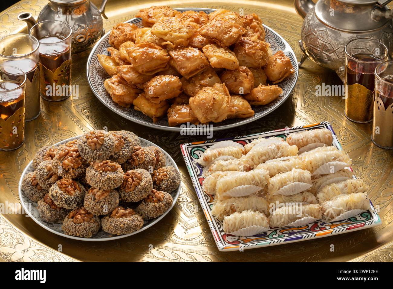 Table de thé marocaine traditionnelle en laiton avec assiettes pâtisseries biscuits et thé Banque D'Images