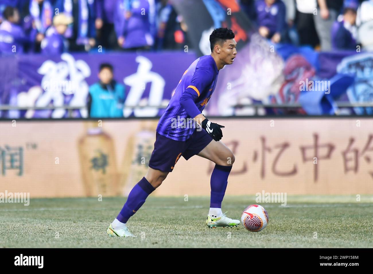 Tianjin Jinmen Tiger Football Club 1-1 dessine le Nantong Zhiyun Football Club au premier tour de la Super League chinoise (CSL) 2024 à Tianjin, en Chine, Banque D'Images