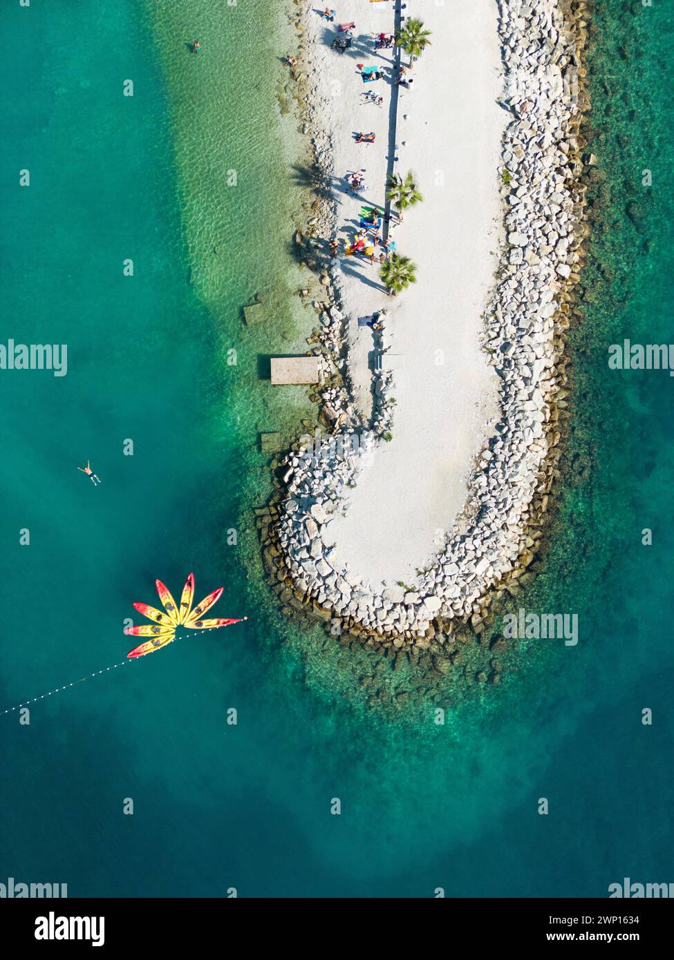 Plan aérien regardant vers le bas sur la plage de Kasjuni à Split Croatie Banque D'Images