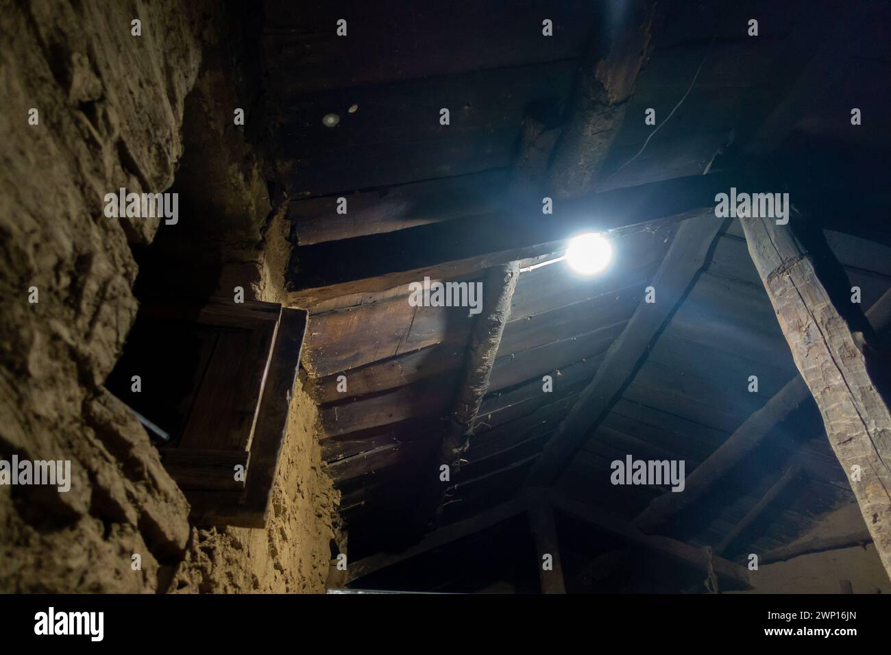 Première lumière : une ampoule illumine la vie rurale dans un village de l'Uttarakhand, en Inde. Banque D'Images