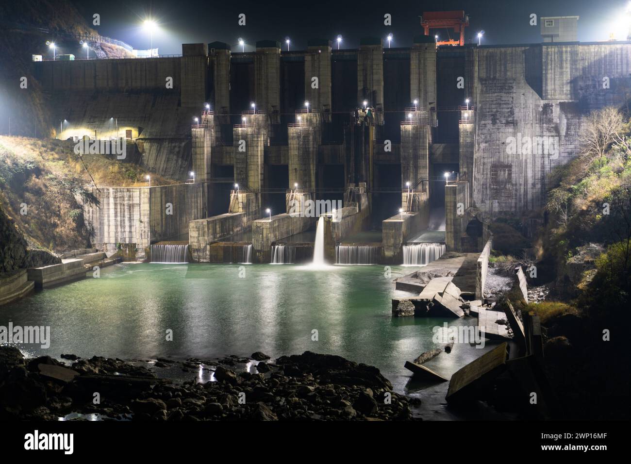 18 février 2024, Uttarakhand Inde. Prise de vue nocturne cinématographique du barrage de Lakhwar-Vyasi sur Yamuna Riveer avec de l'eau coulante d'une sortie avec Brighten Up Dam wa Banque D'Images