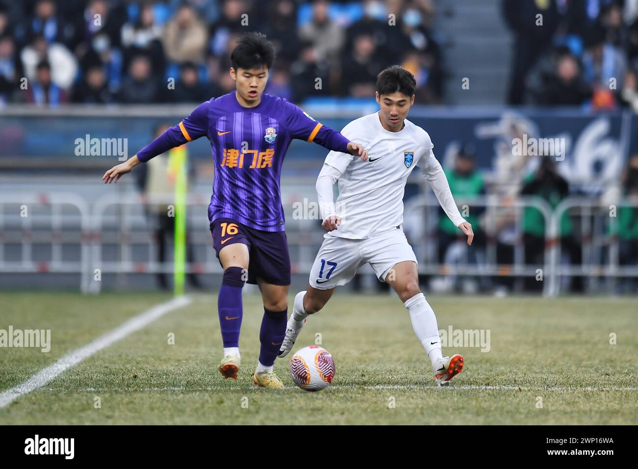 Tianjin Jinmen Tiger Football Club 1-1 dessine le Nantong Zhiyun Football Club au premier tour de la Super League chinoise (CSL) 2024 à Tianjin, en Chine, Banque D'Images