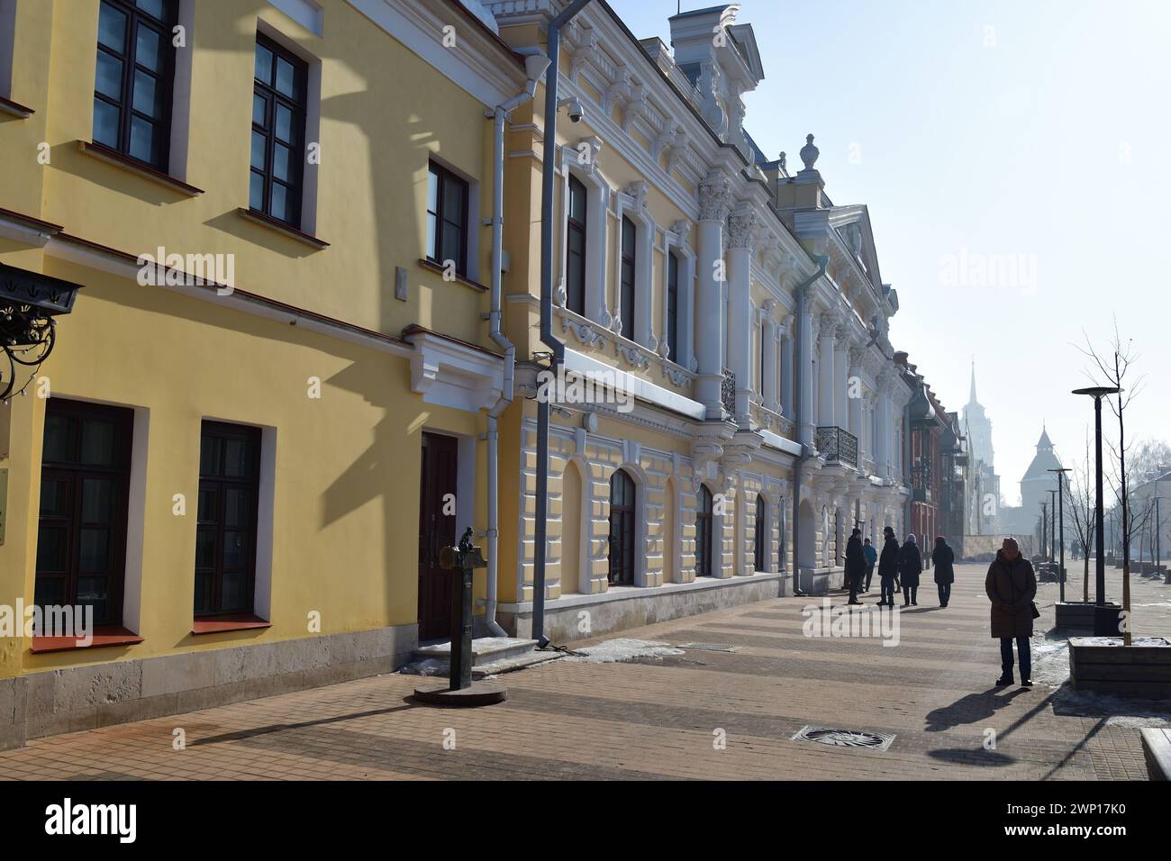 Toula, Russie - 2 mars 2024 : vue matinale sur la rue Metalistov, rue piétonne de Toula, l'une des plus anciennes de la ville. Les manoirs dans le style o Banque D'Images