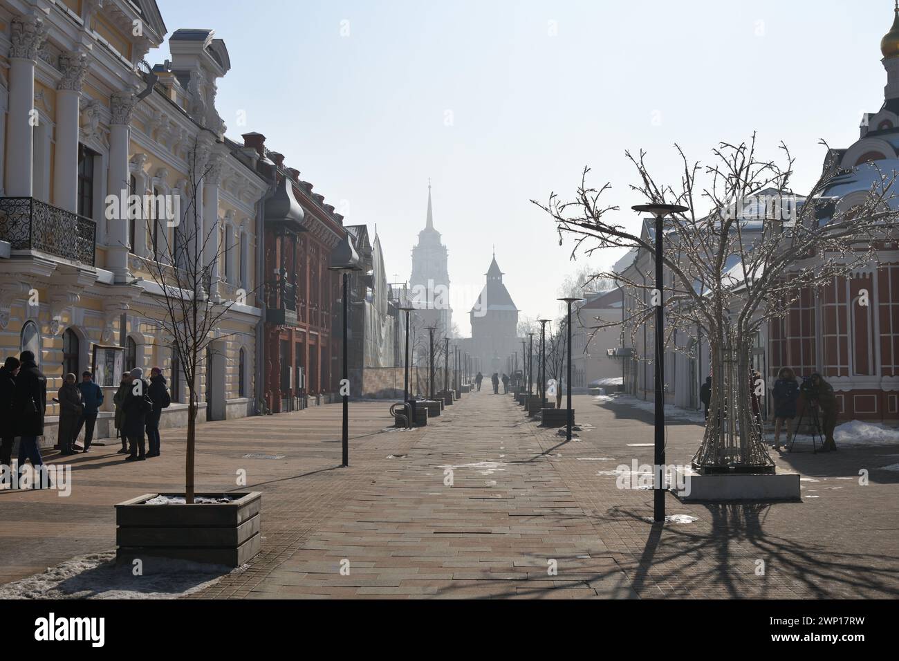 Toula, Russie - 2 mars 2024 : vue matinale sur la rue Metalistov, rue piétonne de Toula, l'une des plus anciennes de la ville. Les manoirs dans le style o Banque D'Images