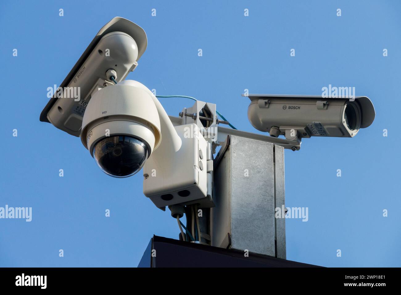 Caméras de vidéosurveillance de sécurité regardant l'espace public République tchèque Europe Banque D'Images