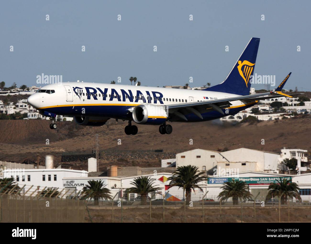 Un Boeing 737 Max 8 de Ryanair Landing à l'aéroport de Lanzarote Arrecife Banque D'Images