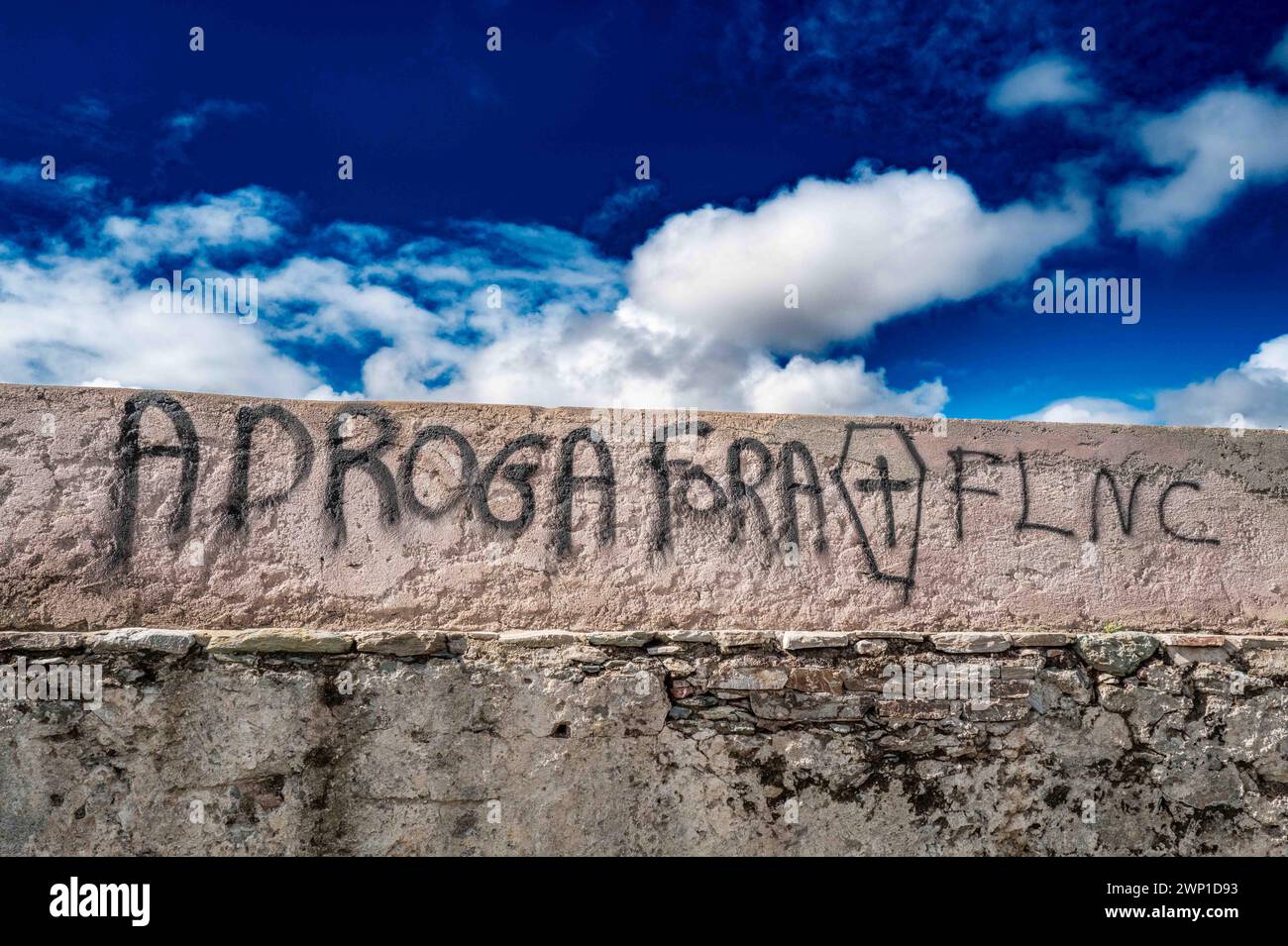 Bastia, France. 04 mars 2024. Des graffitis indépendantistes recouvrent les murs le 4 mars 2024 à Bastia, Corse, France. Le nationalisme Corse est le concept d'une nation cohésive de la Corse et d'une identité nationale de son peuple. Le mouvement d'autonomie Corse est issu du nationalisme Corse et plaide pour une plus grande autonomie de l'île, sinon une indépendance pure et simple de la France. Photo Shootpix/ABACAPRESS.COM crédit : Abaca Press/Alamy Live News Banque D'Images