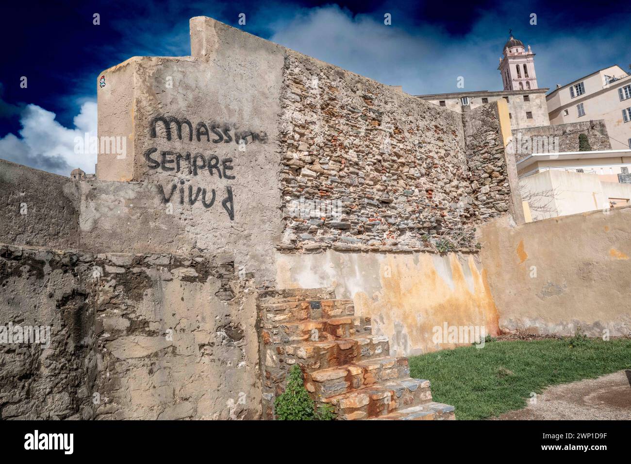 Bastia, France. 04 mars 2024. Des graffitis indépendantistes recouvrent les murs le 4 mars 2024 à Bastia, Corse, France. Le nationalisme Corse est le concept d'une nation cohésive de la Corse et d'une identité nationale de son peuple. Le mouvement d'autonomie Corse est issu du nationalisme Corse et plaide pour une plus grande autonomie de l'île, sinon une indépendance pure et simple de la France. Photo Shootpix/ABACAPRESS.COM crédit : Abaca Press/Alamy Live News Banque D'Images