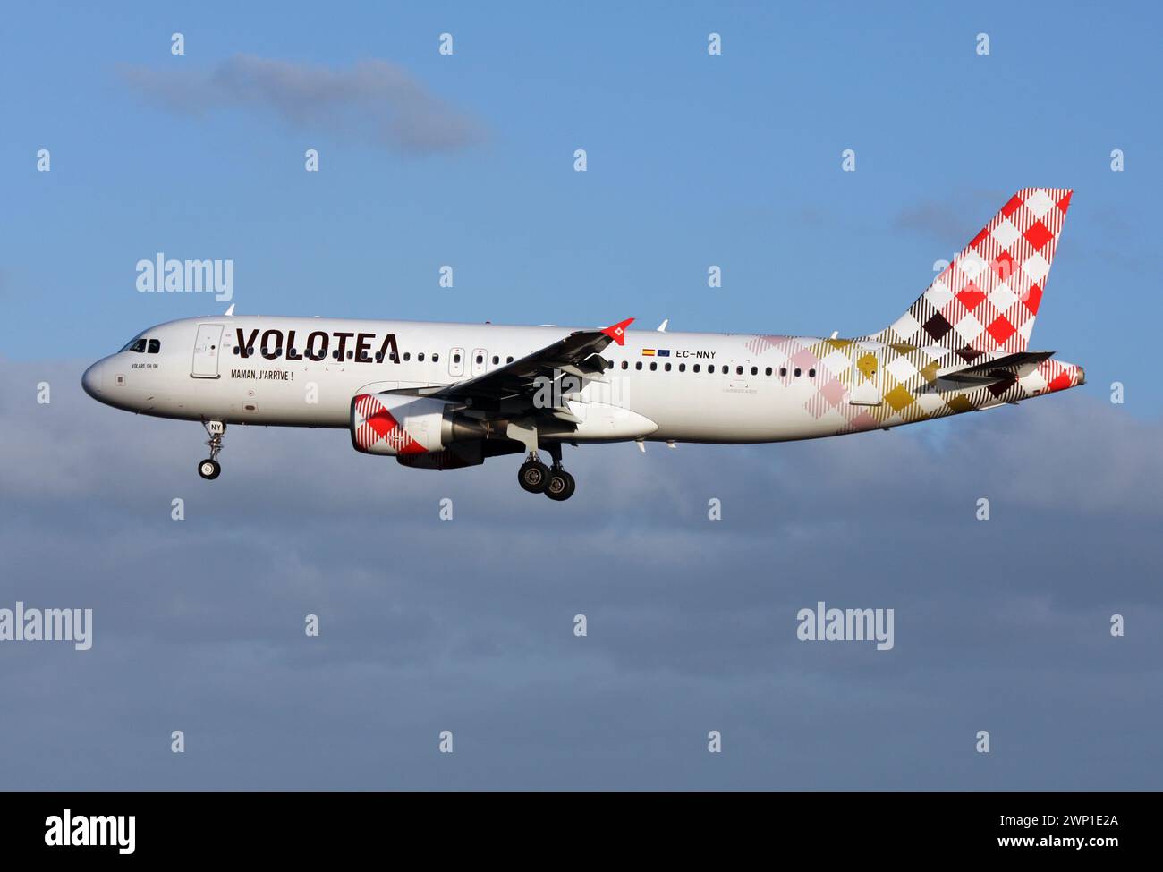 Un Airbus A320 de Volotea approchant de l'aéroport de Lanzarote Banque D'Images