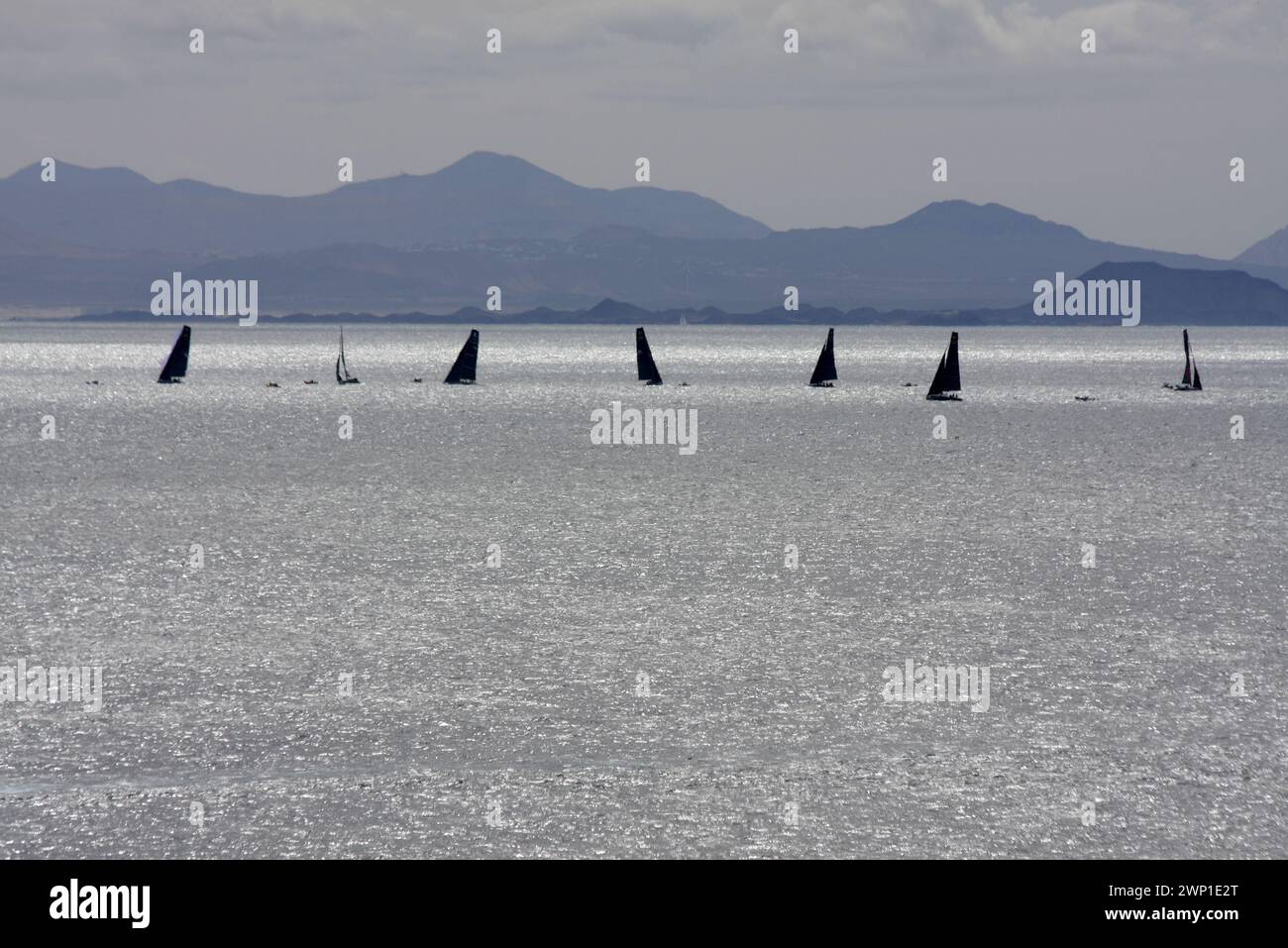 Yachts naviguant au large de la côte de Lanzarote avec Fuertaventura en arrière-plan Banque D'Images