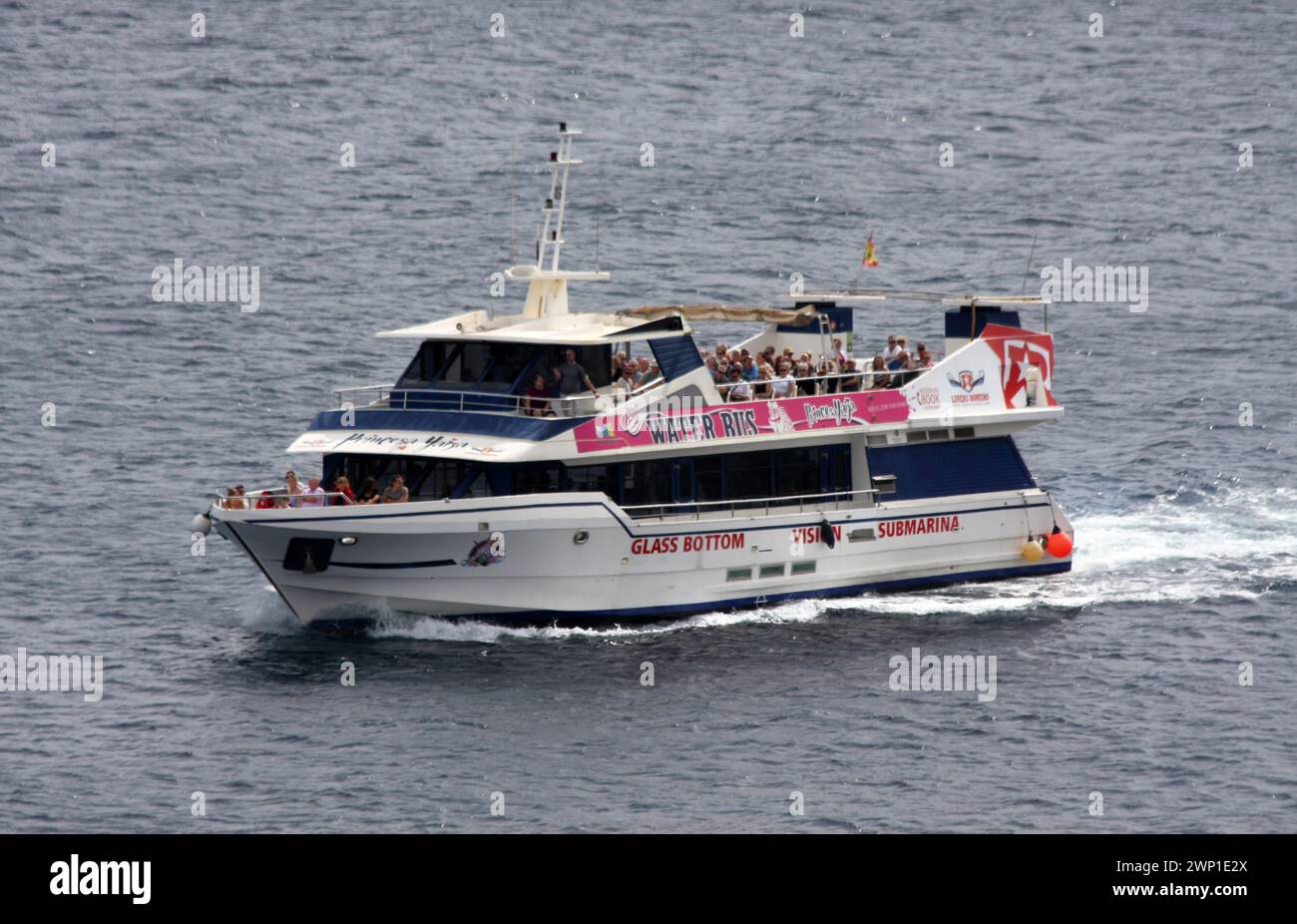 Un ferry à fond de verre approche Puerto Del Carmen Lanzarote Banque D'Images