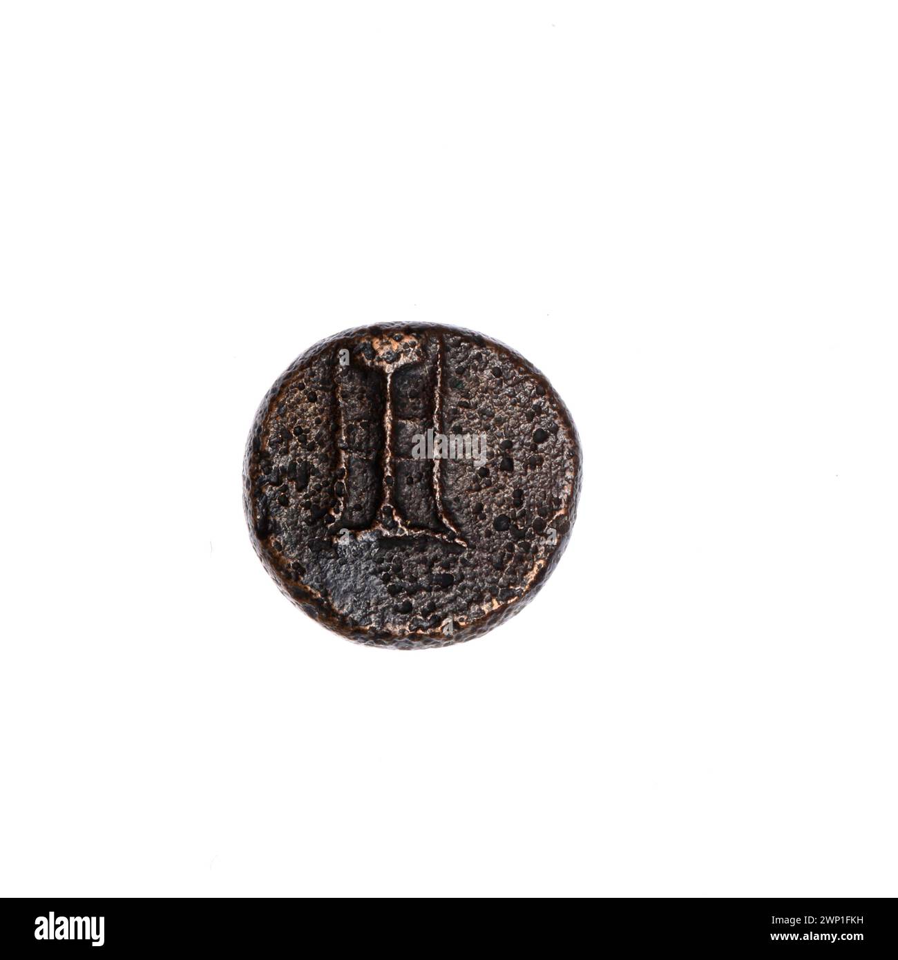 Pièce de monnaie brune Pantikapaion datée de la fin du IIe-Ier siècle av. J.-C. avec une étoile à huit branches et des images de Tri-Leg (triskelion), de la collection mer Noire d'Ignacy Terlecki, achetée avec provenance. Banque D'Images