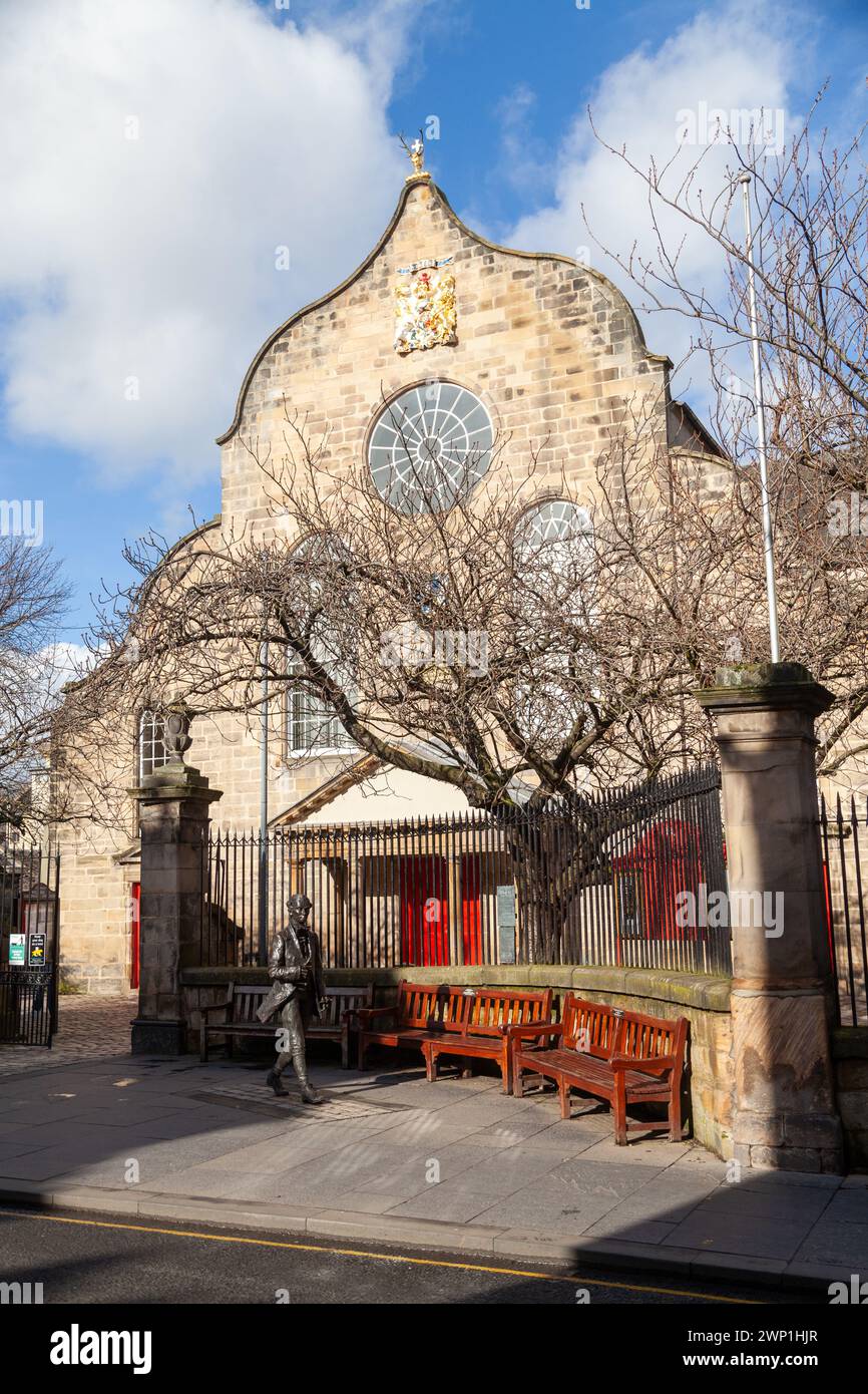 Statue du poète Robert Fergusson Statue devant l'église de Canongate sur le Royal Mile d'Édimbourg Banque D'Images