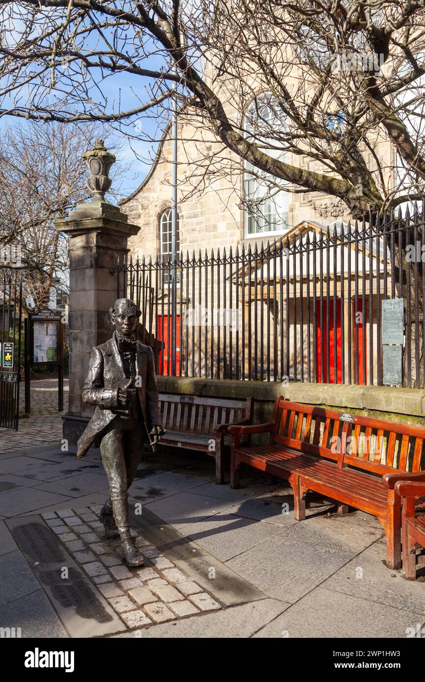 Statue du poète Robert Fergusson Statue devant l'église de Canongate sur le Royal Mile d'Édimbourg Banque D'Images