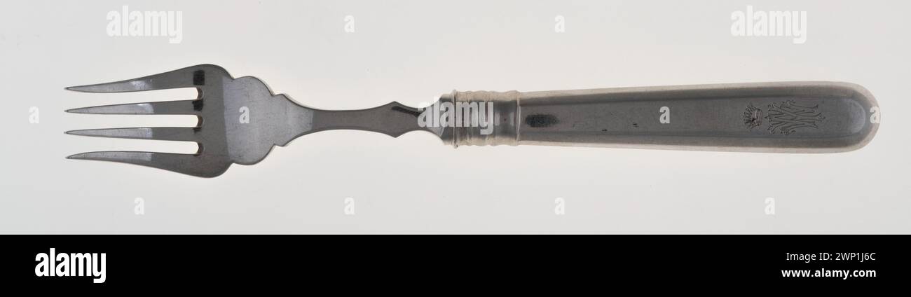 Fourchette à poisson de 1888, reflétant les coutumes culinaires européennes de la fin du XIXe siècle et la conception métallurgique, généralement utilisée pour servir et manger du poisson. Banque D'Images