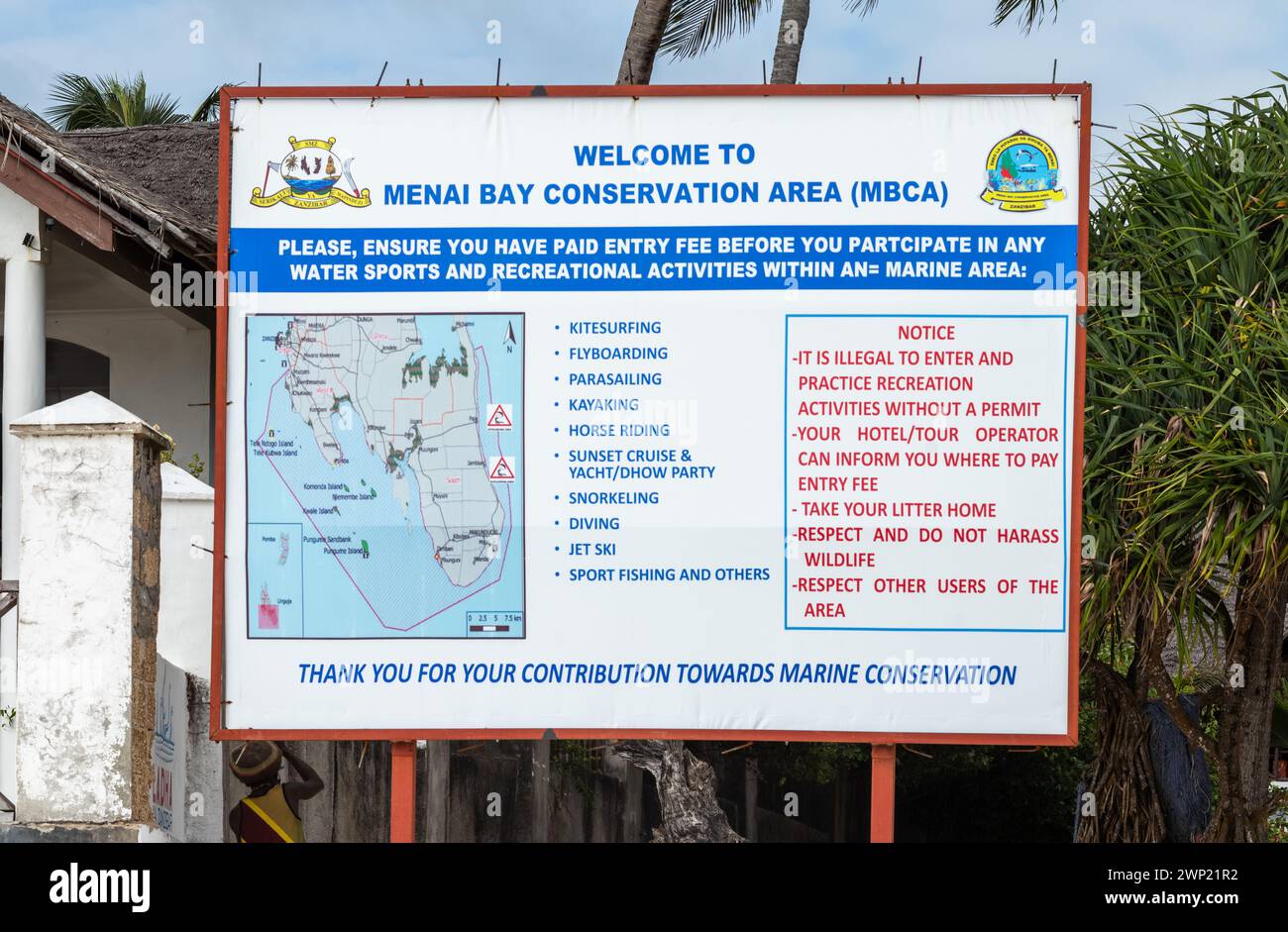 Un panneau d'information pour l'aire marine de conservation de l'aire de conservation de la baie de Menai (AMBC), Jambiani, Zanzibar, Tanzanie. Banque D'Images