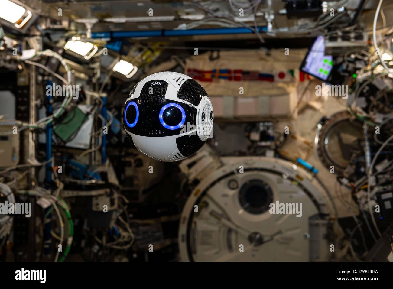 ISS - 27 février 2024 - la caméra robotique volante libre de la JAXA (Japan Aerospace exploration Agency), également connue sous le nom de JEM (Japanese Experiment module) in Banque D'Images