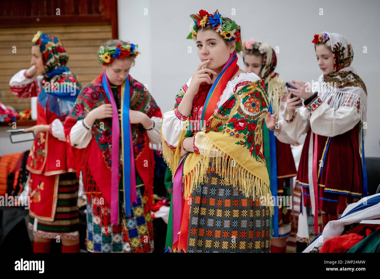 Londres, Royaume-Uni. 5 mars 2024. Prolisok Ukrainian Dance Group à l'Association des Ukrainiens de Grande-Bretagne (AUGB). Des Ukrainiens basés en Grande-Bretagne, quelques réfugiés récents de leur patrie déchirée par la guerre, poursuivent des répétitions hebdomadaires de danse avec l’ensemble de danse Prolisok, actuellement dans sa dixième année. Fondée en 2014 par Iryna Jankovics, les routines de danse combinent les routines folkloriques traditionnelles avec la chorégraphie moderne et la fierté d’afficher la riche culture ukrainienne. Prolisok est nommé d'après la goutte de neige, la première fleur du printemps, qui fleurit dans toute l'Ukraine. Crédit : Guy Corbishley/Alamy Live News Banque D'Images