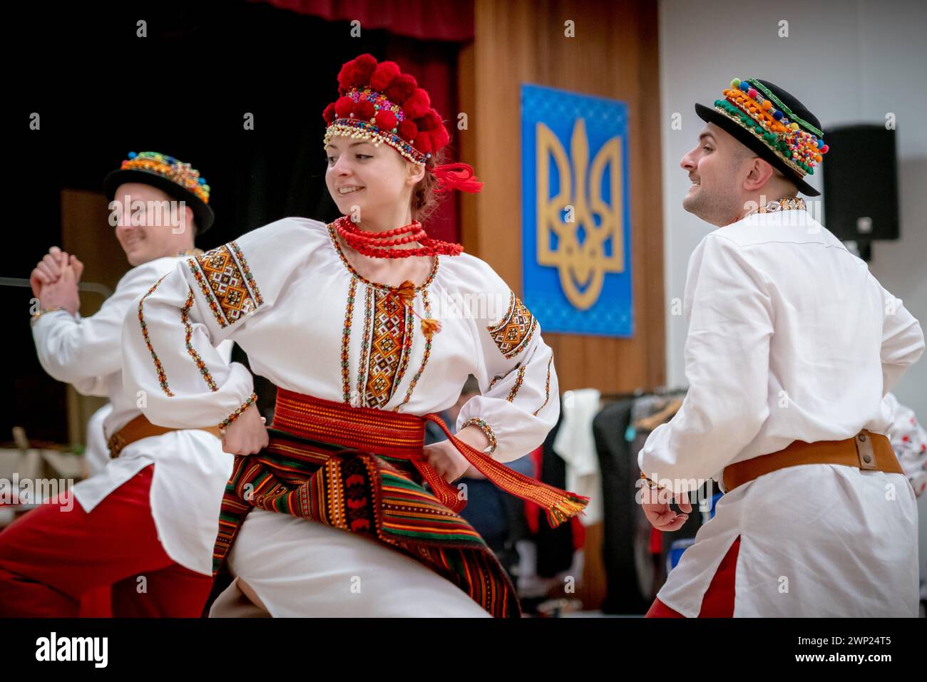 Londres, Royaume-Uni. 5 mars 2024. Prolisok Ukrainian Dance Group à l'Association des Ukrainiens de Grande-Bretagne (AUGB). Des Ukrainiens basés en Grande-Bretagne, quelques réfugiés récents de leur patrie déchirée par la guerre, poursuivent des répétitions hebdomadaires de danse avec l’ensemble de danse Prolisok, actuellement dans sa dixième année. Fondée en 2014 par Iryna Jankovics, les routines de danse combinent les routines folkloriques traditionnelles avec la chorégraphie moderne et la fierté d’afficher la riche culture ukrainienne. Prolisok est nommé d'après la goutte de neige, la première fleur du printemps, qui fleurit dans toute l'Ukraine. Crédit : Guy Corbishley/Alamy Live News Banque D'Images