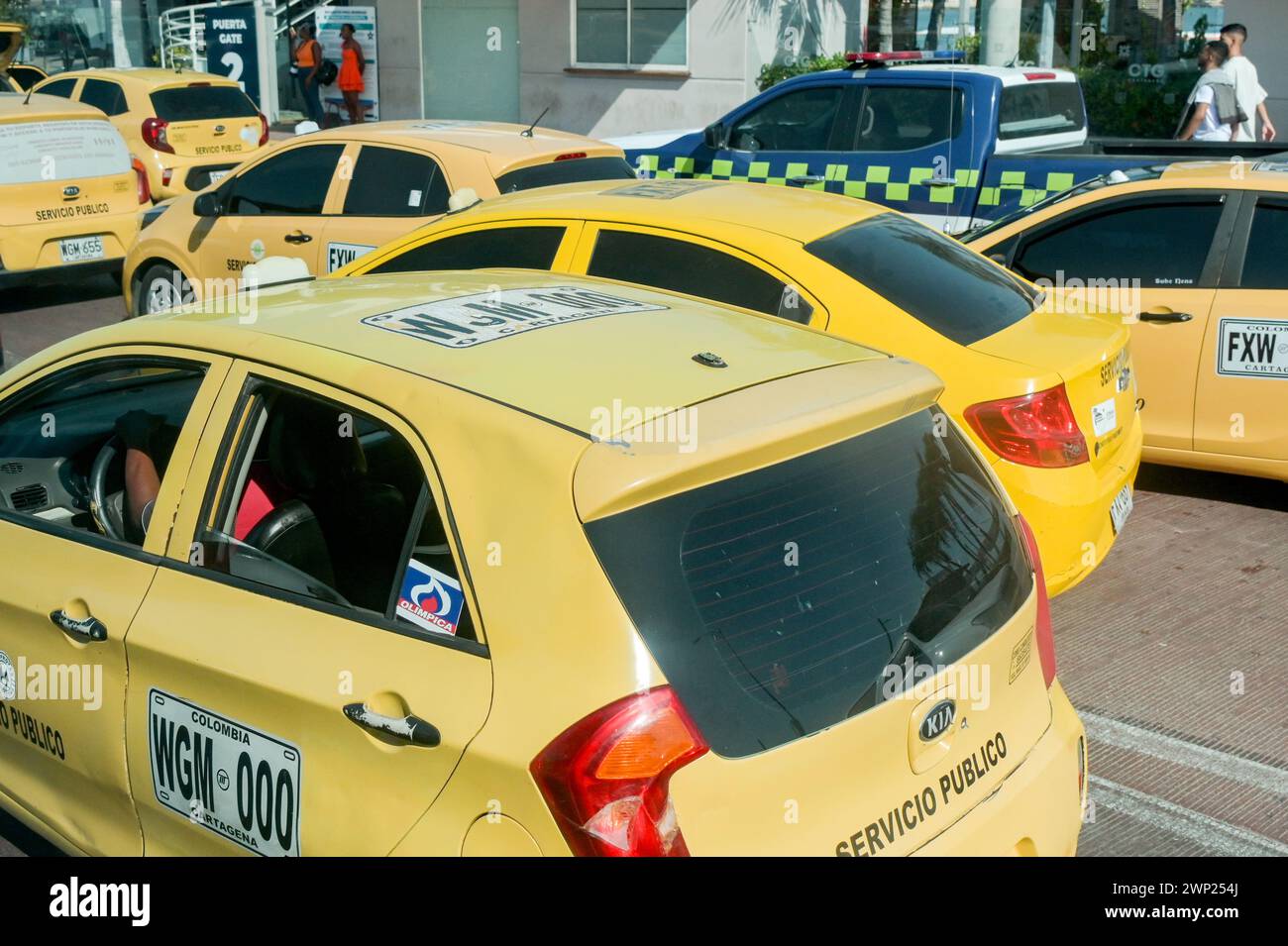 Carthagène, Bolivar, Colombie - 24 janvier 2024 : taxis jaunes faisant la queue dans les embouteillages dans le centre-ville Banque D'Images