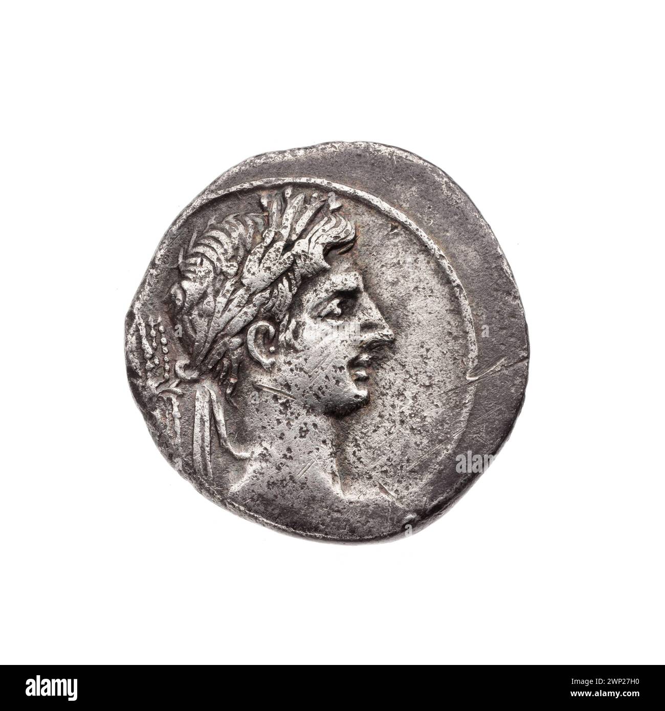 Pièce de denarius romaine de 29-27 av. J.-C. représentant l'empereur Auguste assis sur la chaise de curule, y compris des bustes impériaux et une iconographie classique. Banque D'Images