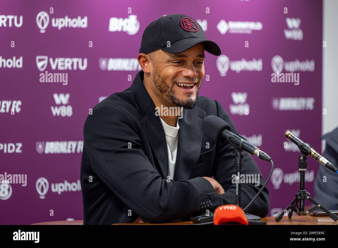 Vincent Kompany dans sa conférence de presse après le match de premier League Burnley FC contre Sheffield Utd au Turf Moor Stadium à Burnley le 2 décembre 2023 Banque D'Images