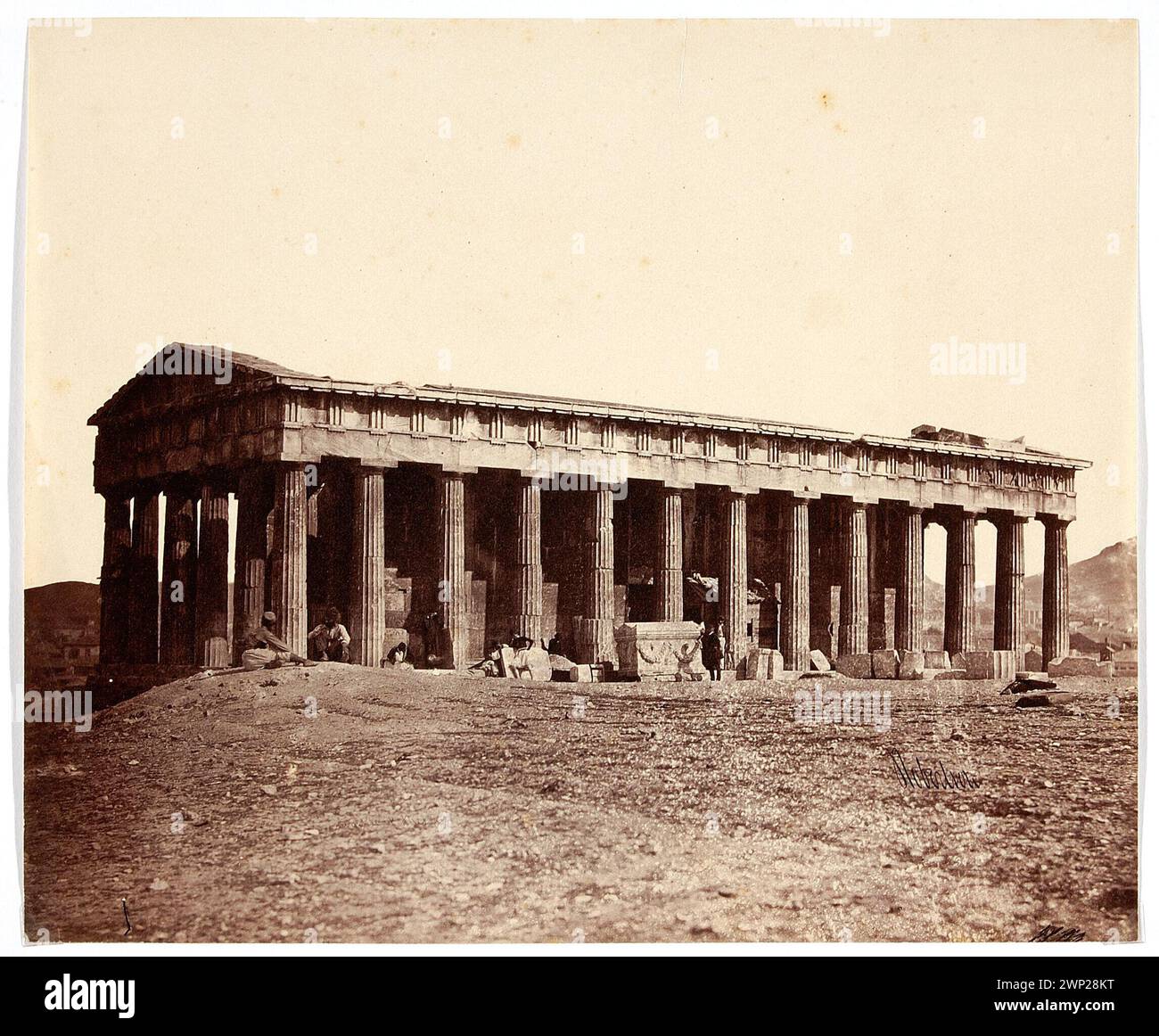 Photographie du temple de Thésée à Athènes. Représente l'ancien temple grec avec des éléments architecturaux classiques, imprimés à partir d'un négatif en verre. Banque D'Images