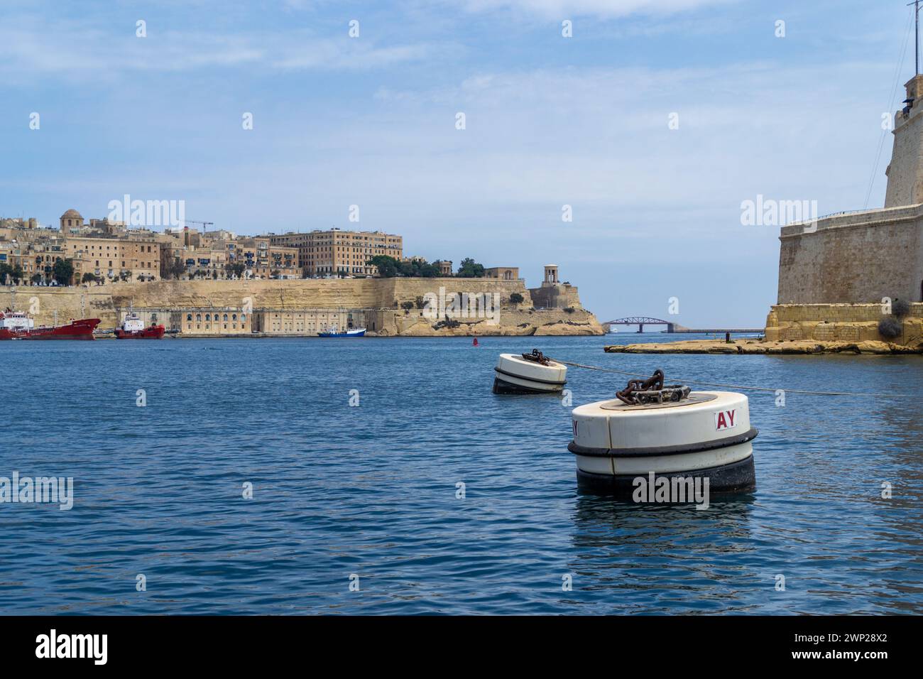 Valletta, Malte - 10 juin 2016 : bouées dans le Grand Harbour à côté de la pointe du Fort parfait Angelo, avec la ville de la Valette en arrière-plan. Banque D'Images