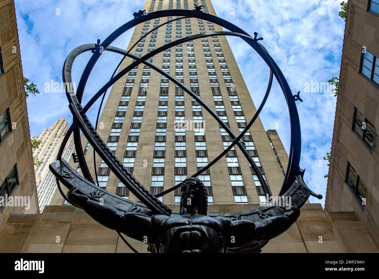 New York, États-Unis ; 4 juin 2023 : la statue géante de bronze Atlas avec Rockefeller Center en arrière-plan, à l'intérieur de la cour de l'International Buildi Banque D'Images