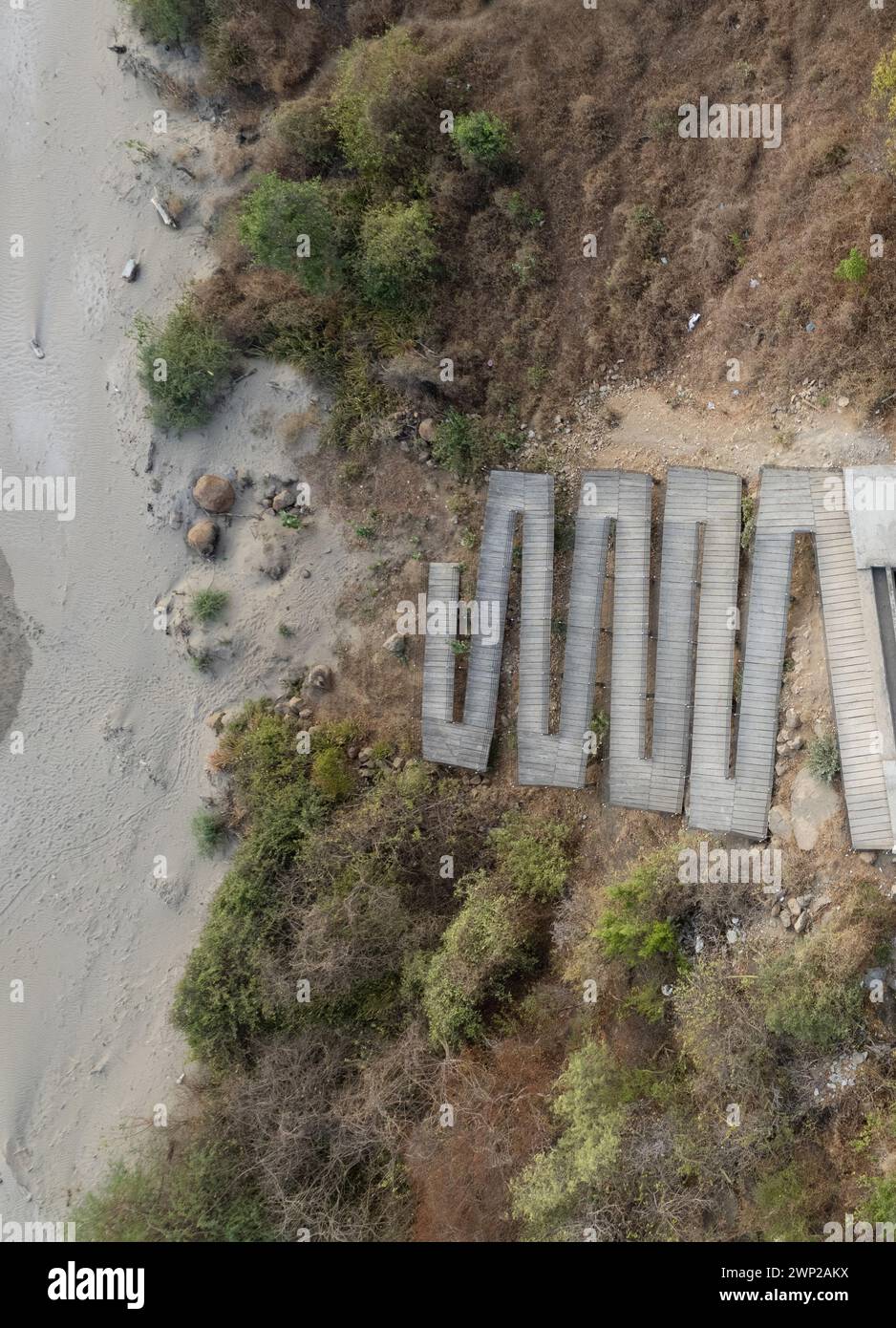 Escaliers modernes menant à la plage de sable au-dessus de la vue sur le drone supérieur Banque D'Images