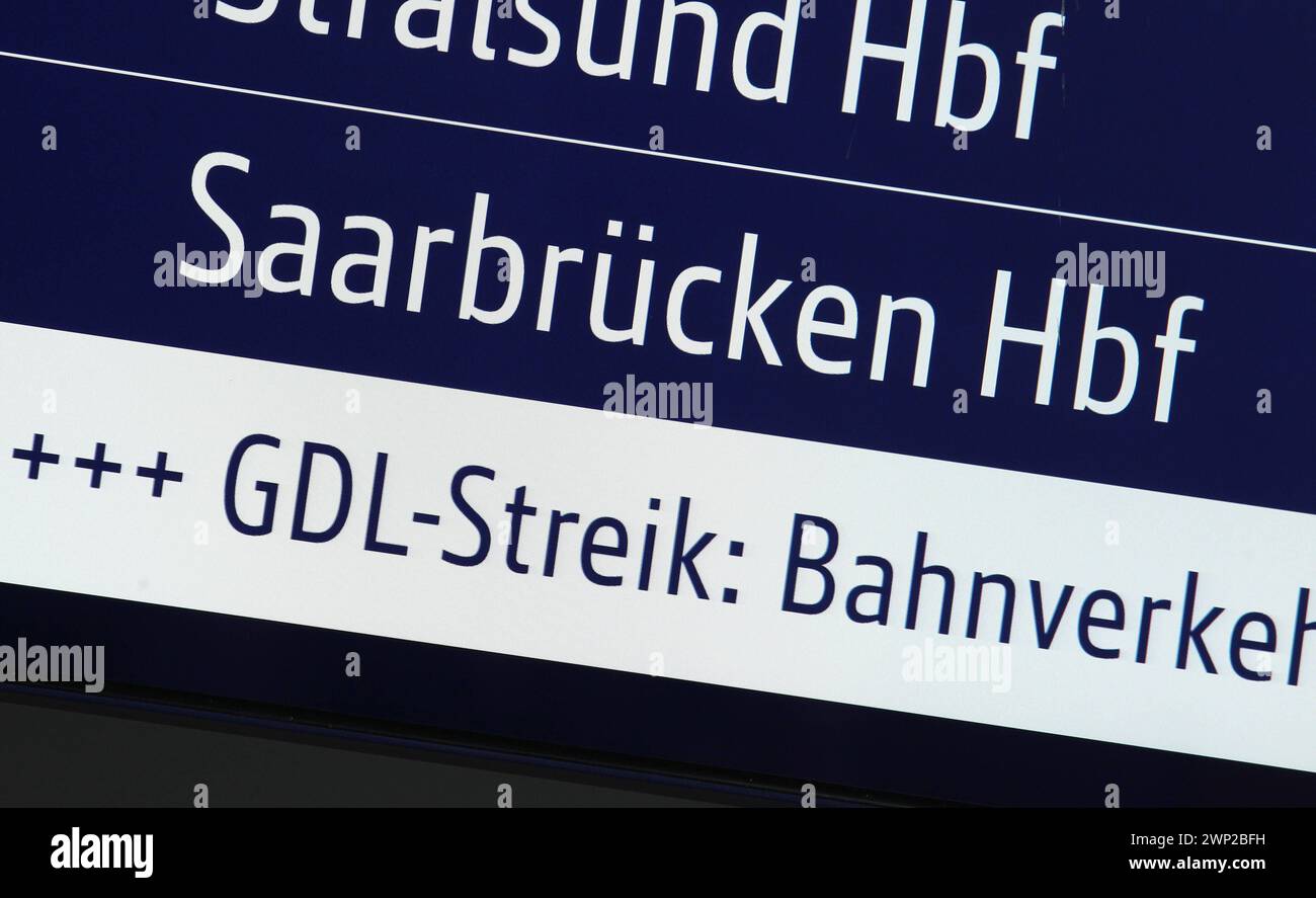 Auf einem Zugzielanzeiger im Hauptbahnhof Hamburg wird auf den 35-stündigen Streik der Gewerkschaft der Lokomotivführer hingewiesen. Prog Georg Hamburg *** Un affichage de la destination du train à la gare centrale de Hambourg fait référence à la grève de 35 heures du syndicat des conducteurs de train St Georg Hamburg Banque D'Images