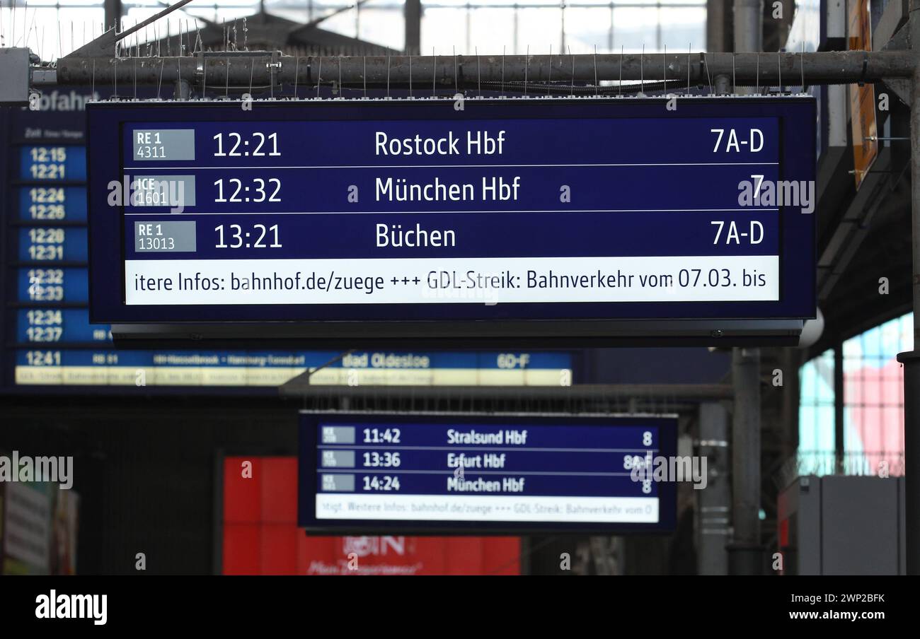 Auf einem Zugzielanzeiger im Hauptbahnhof Hamburg wird auf den 35-stündigen Streik der Gewerkschaft der Lokomotivführer hingewiesen. Prog Georg Hamburg *** Un affichage de la destination du train à la gare centrale de Hambourg fait référence à la grève de 35 heures du syndicat des conducteurs de train St Georg Hamburg Banque D'Images