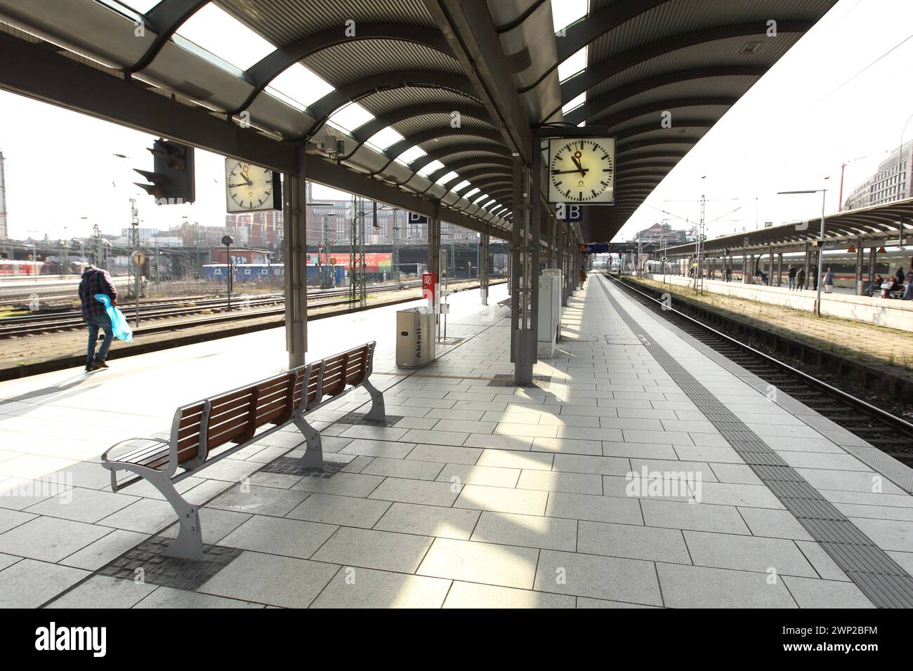 Leerer Bahnsteig am Hauptbahnhof Hamburg zwei Tage vor Beginn des 35-stündigen Streiks der Gewerkschaft der Lokomotivführer. Symbolbild/Symbolfoto. Prog Georg Hamburg *** quai vide à la gare centrale de Hambourg deux jours avant le début de la grève de 35 heures du syndicat des conducteurs de train image symbolique photo symbolique St Georg Hamburg Banque D'Images