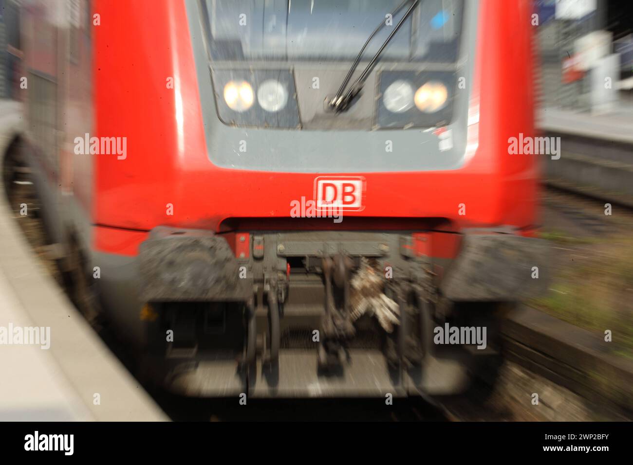 Eine Regionalbahn der Deutschen Bahn steht zwei Tage vor Beginn des 35-stündigen Streiks der Gewerkschaft der Lokomotivführer auf einem Gleis im Hauptbahnhof Hamburg. Symbolbild/Symbolfoto. Prog Georg Hamburg *** Un train régional Deutsche Bahn se trouve sur une voie ferrée à la gare centrale de Hambourg deux jours avant le début de la grève de 35 heures du syndicat des conducteurs de train image symbolique image symbolique St Georg Hamburg Banque D'Images