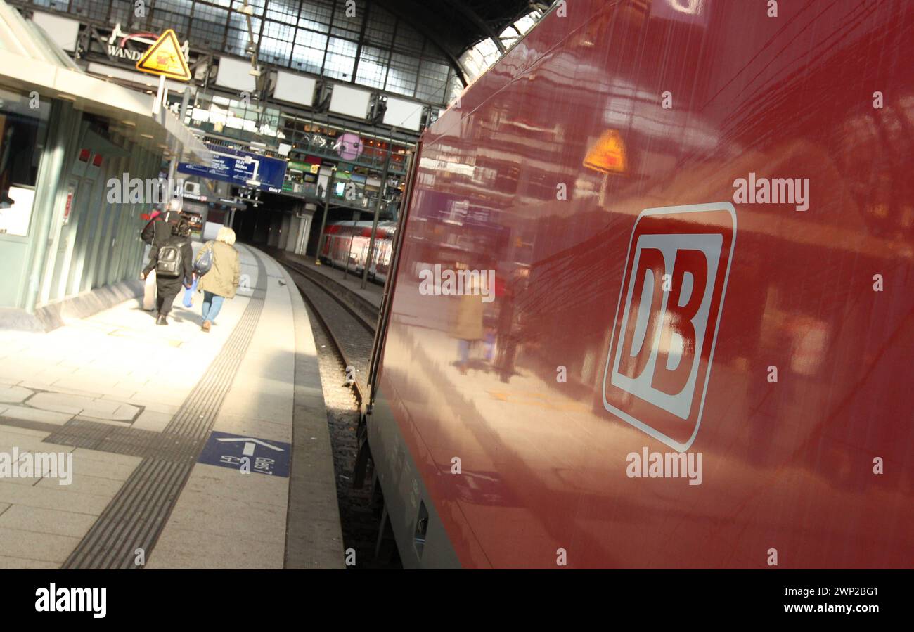 Beinahe menschenleerer Bahnsteig am Hauptbahnhof Hamburg zwei Tage vor Beginn des 35-stündigen Streiks der Gewerkschaft der Lokomotivführer. Symbolbild/Symbolfoto. Prog Georg Hamburg *** quai presque déserté à la gare centrale de Hambourg deux jours avant le début de la grève de 35 heures du syndicat des conducteurs de train image symbolique photo symbolique St Georg Hamburg Banque D'Images