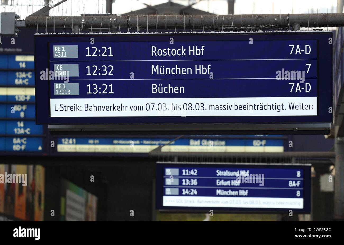 Auf einem Zugzielanzeiger im Hauptbahnhof Hamburg wird auf den 35-stündigen Streik der Gewerkschaft der Lokomotivführer hingewiesen. Prog Georg Hamburg *** Un affichage de la destination du train à la gare centrale de Hambourg fait référence à la grève de 35 heures du syndicat des conducteurs de train St Georg Hamburg Banque D'Images