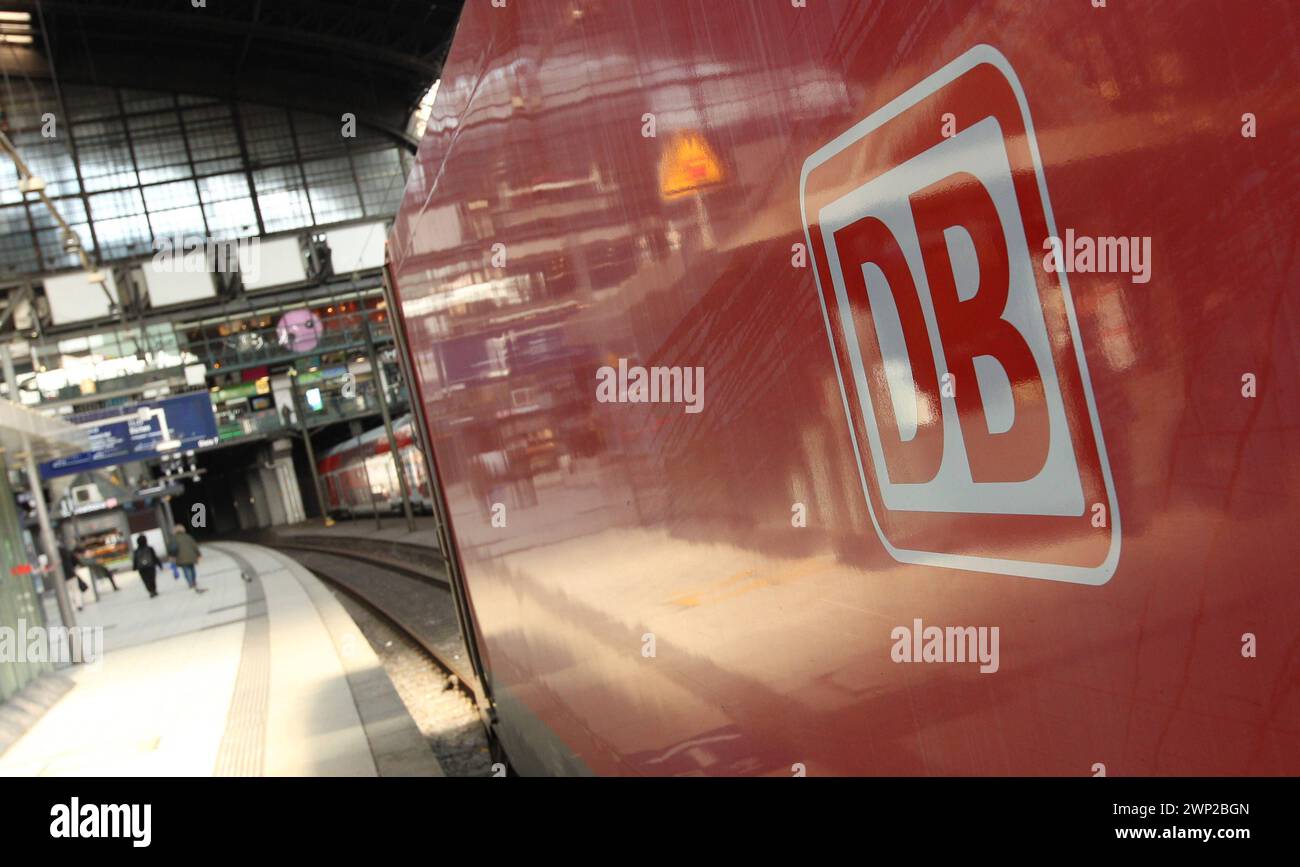 Beinahe menschenleerer Bahnsteig am Hauptbahnhof Hamburg zwei Tage vor Beginn des 35-stündigen Streiks der Gewerkschaft der Lokomotivführer. Symbolbild/Symbolfoto. Prog Georg Hamburg *** quai presque déserté à la gare centrale de Hambourg deux jours avant le début de la grève de 35 heures du syndicat des conducteurs de train image symbolique photo symbolique St Georg Hamburg Banque D'Images