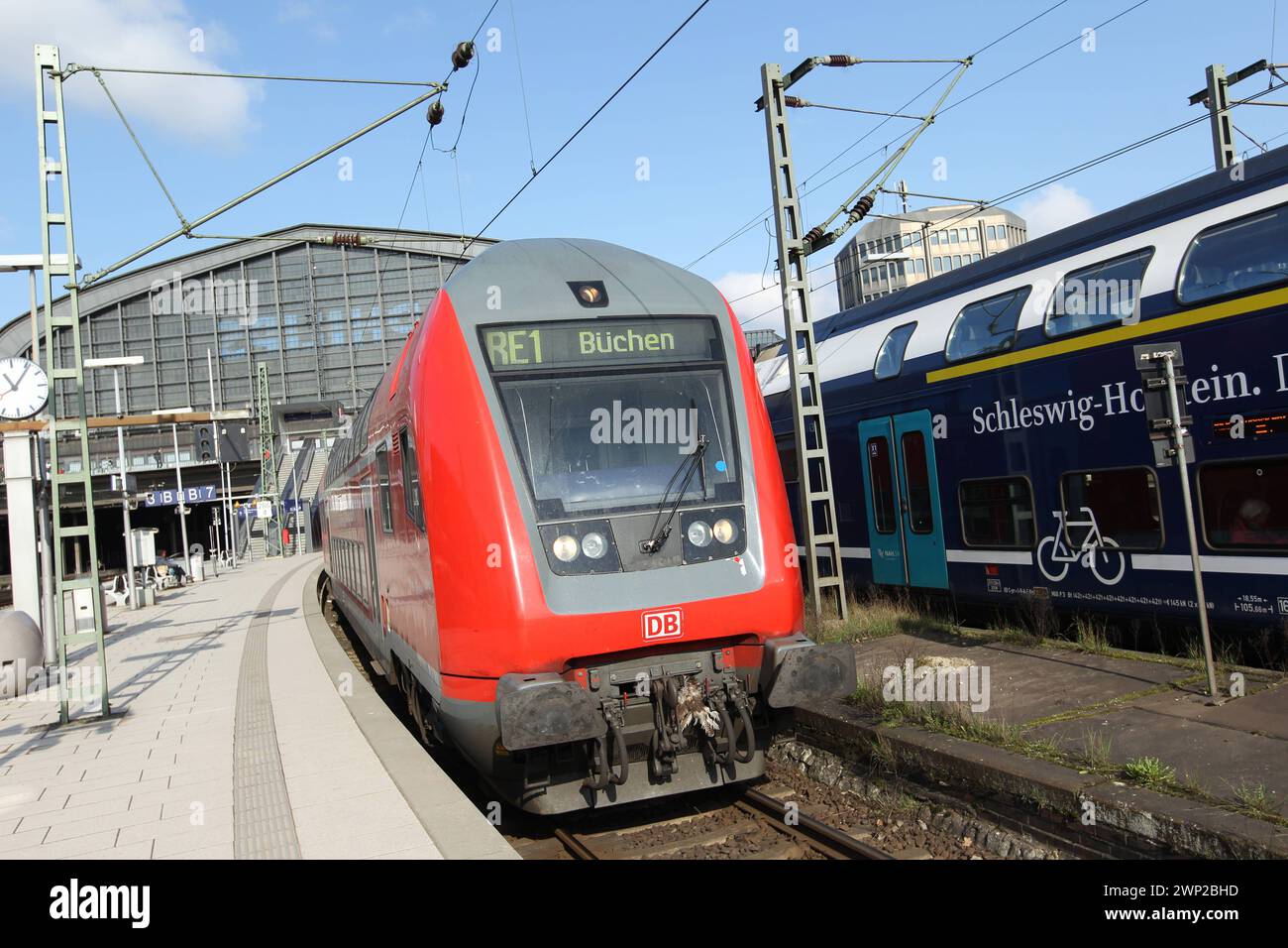 Zwei Regionalzüge der Deutschen Bahn stehen zwei Tage vor Beginn des 35-stündigen Streiks der Gewerkschaft der Lokomotivführer auf Gleisen im Hauptbahnhof Hamburg. Symbolbild/Symbolfoto. Prog Georg Hamburg *** deux trains régionaux Deutsche Bahn sont sur les rails de la gare centrale de Hambourg deux jours avant le début de la grève de 35 heures du syndicat des conducteurs de train image symbolique photo symbolique St Georg Hamburg Banque D'Images