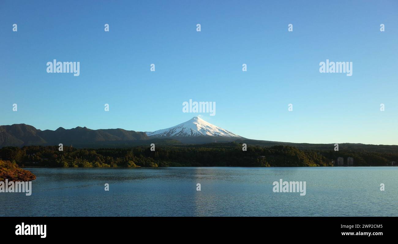 Nature du Chili, beau paysage panoramique, le lac Villarrica et le volcan Villarrica enneigé sous la lumière du ciel bleu evning. Pucon Banque D'Images