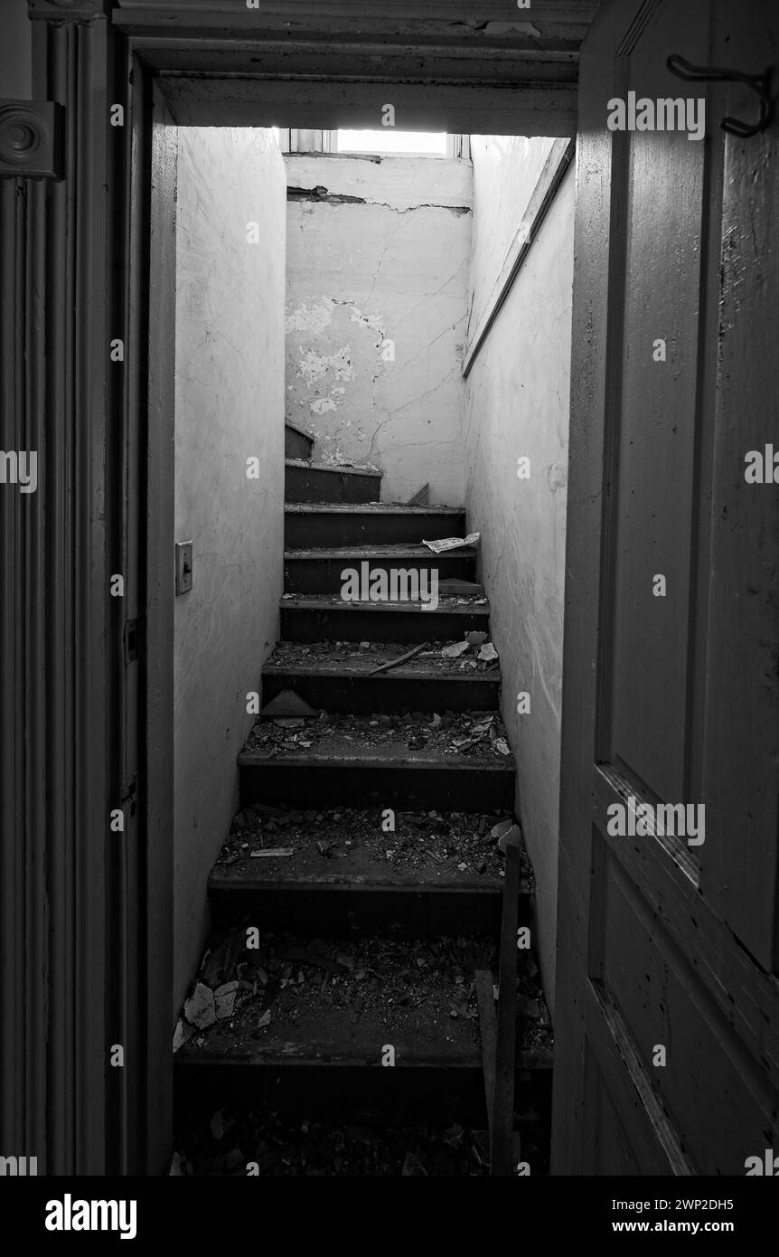 Escalier dans un bâtiment abandonné Banque D'Images