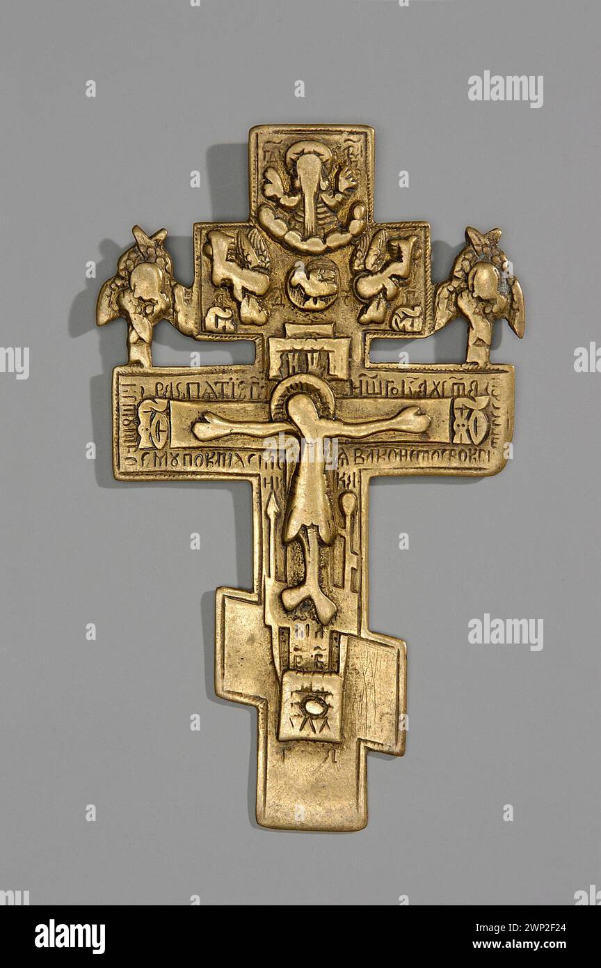 Une icône russe du XIXe siècle de la Crucifixion montrant Christ sur le Golgotha, avec Dieu le Père, le Saint-esprit, les anges, le crâne d’Adam, les outils de la passion, inscriptions et croix. Banque D'Images Une icône russe du XIXe siècle de la Crucifixion montrant Christ sur le Golgotha, avec Dieu le Père, le Saint-esprit, les anges, le crâne d’Adam, les outils de la passion, inscriptions et croix. Banque D'Images