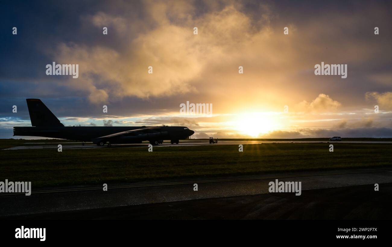 Un B-52H Stratofortress de l'US Air Force affecté au 23rd Expeditionary Bomb Squadron est assis au lever du soleil à Andersen Air Force base, Guam Banque D'Images