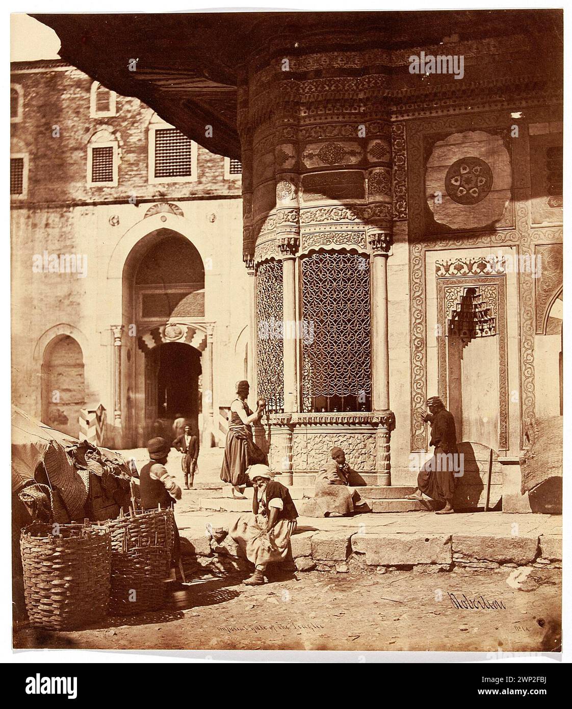 Tirage photographique montrant la porte impériale du Seraglio à Istanbul, en Turquie, présentant une architecture islamique et étrangère, des palais et des fontaines, imprimé à partir d'un négatif en verre. Banque D'Images