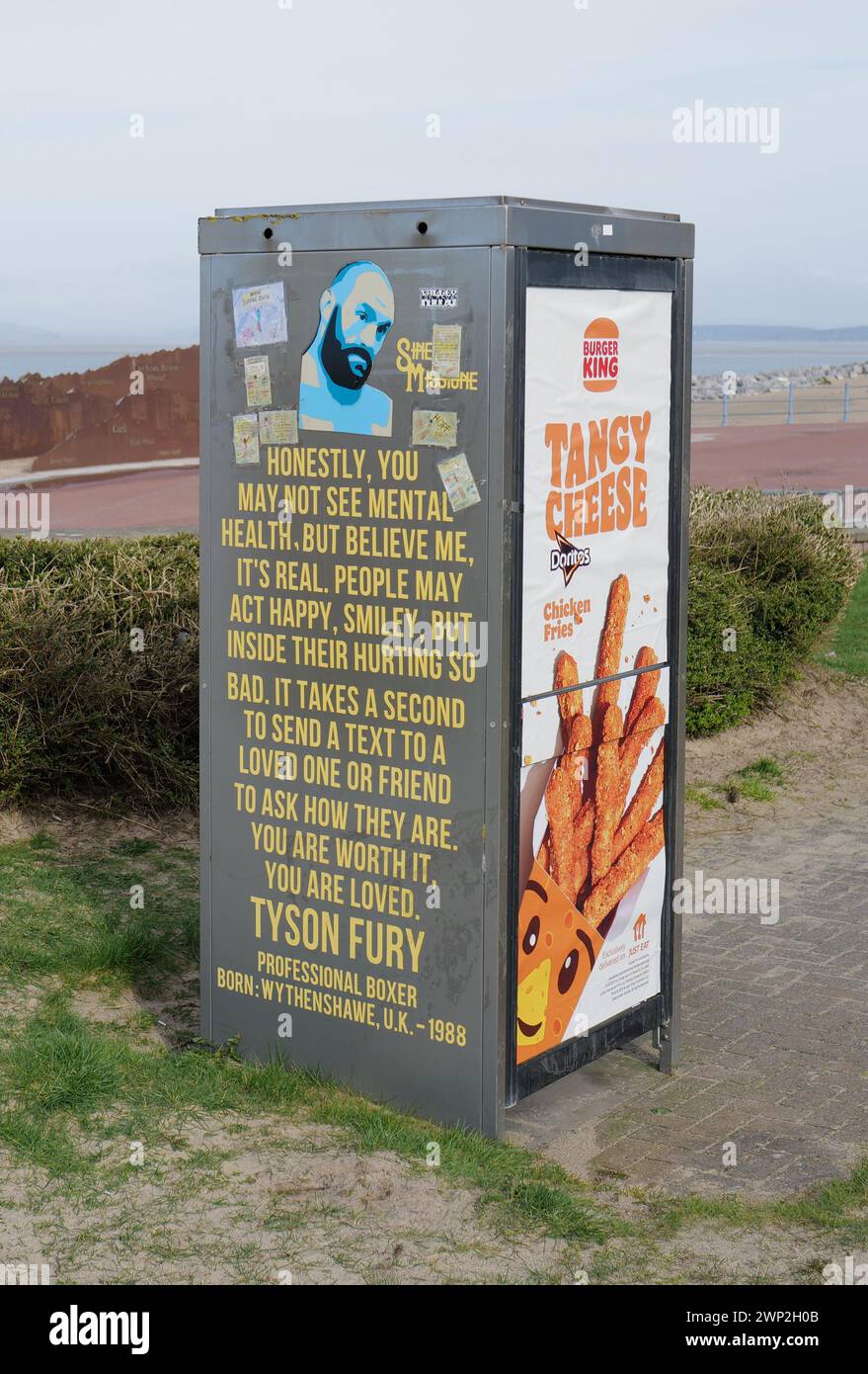 Cabine téléphonique publique dans la ville balnéaire de Morecambe avec un message de Boxer Tyson Fury sur la santé mentale. Banque D'Images