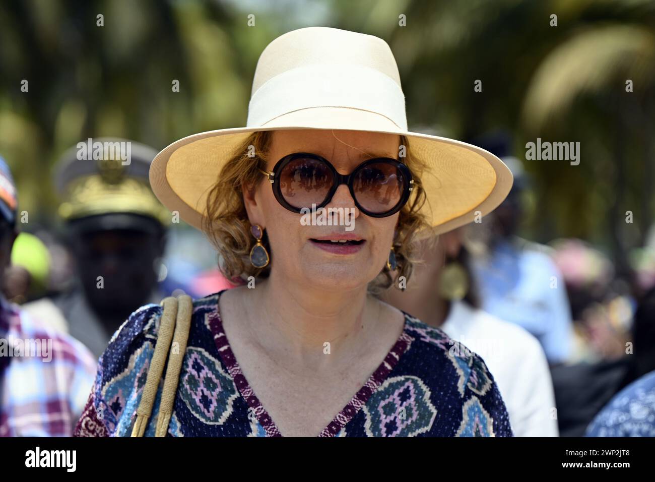 Abidjan, Côte d'Ivoire. 05 mars 2024. La reine Mathilde de Belgique photographiée lors d'une visite royale à Grand-Lahou et son cimetière, lors d'une visite royale de travail en Côte d'Ivoire, mardi 05 mars 2024. La Reine rencontre les communautés de pêcheurs locales menacées par la montée du niveau de la mer. La Reine est en visite en Côte d’Ivoire en sa qualité d’ambassadrice pour les objectifs de développement durable des Nations Unies (ONU). Crédit : Belga News Agency/Alamy Live News Banque D'Images