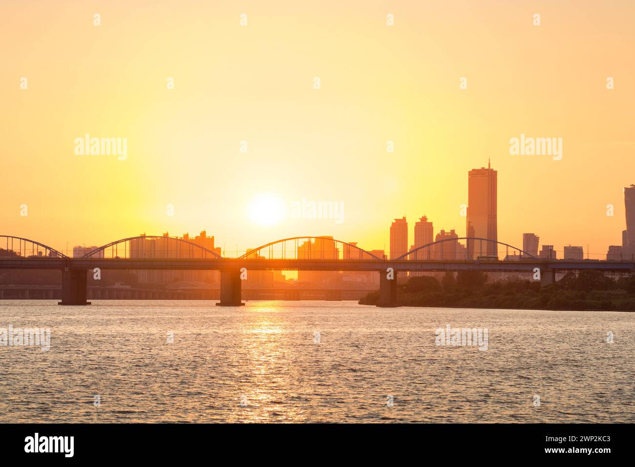 Coucher de soleil à Yeouido le long de la rivière Han à Séoul, Corée du Sud. Banque D'Images