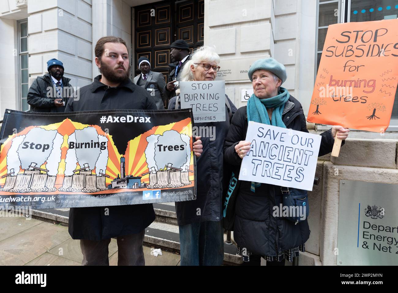 Londres, Royaume-Uni. 5 mars 2024. Des militants écologistes protestent devant le Département de la sécurité énergétique et du Net Zero (DESNZ) contre les projets du gouvernement de fournir de nouvelles subventions publiques aux centrales électriques à bois Drax, dans le Yorkshire, et Lynemouth dans le Northumberland. L'ancienne centrale au charbon Drax, qui reçoit déjà d'importantes subventions publiques, brûle des granulés de bois importés, y compris d'arbres abattus dans des forêts primaires anciennes, et est l'un des plus grands émetteurs de CO2 et de particules (PM10) au Royaume-Uni. Les critiques contestent également sa prétention à être une source d'énergie «renouvelable». Banque D'Images
