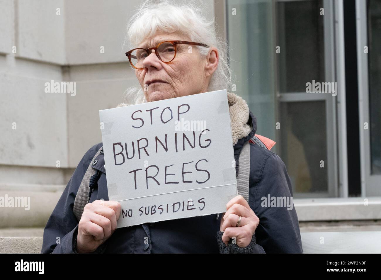 Londres, Royaume-Uni. 5 mars 2024. Des militants écologistes protestent devant le Département de la sécurité énergétique et du Net Zero (DESNZ) contre les projets du gouvernement de fournir de nouvelles subventions publiques aux centrales électriques à bois Drax, dans le Yorkshire, et Lynemouth dans le Northumberland. L'ancienne centrale au charbon Drax, qui reçoit déjà d'importantes subventions publiques, brûle des granulés de bois importés, y compris d'arbres abattus dans des forêts primaires anciennes, et est l'un des plus grands émetteurs de CO2 et de particules (PM10) au Royaume-Uni. Les critiques contestent également sa prétention à être une source d'énergie «renouvelable». Banque D'Images