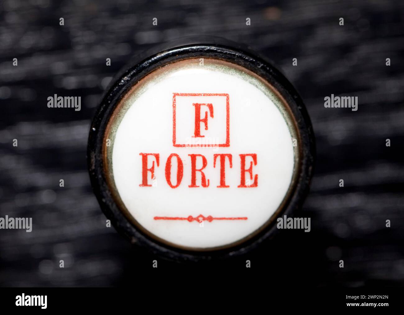 Bouton d'arrêt d'un organe de pompe étiqueté forte Banque D'Images